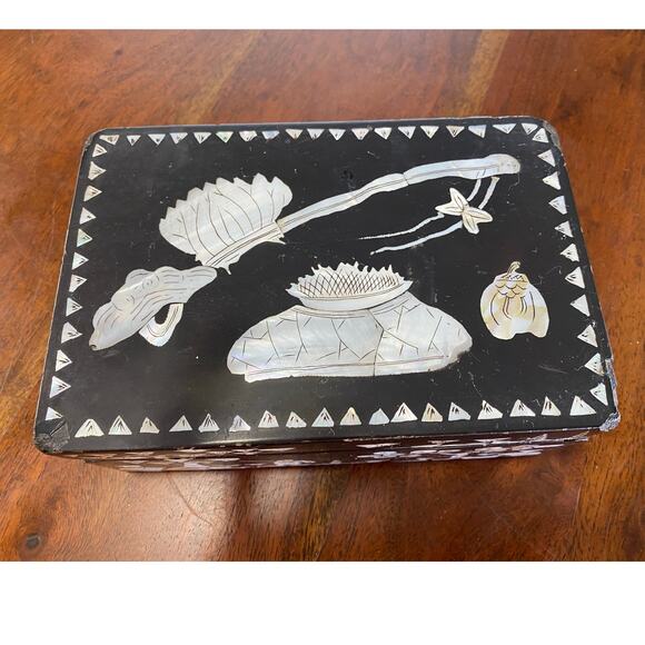 Black lacquer trinket box with mother of pearl inlay damage corners and bottom - Picture 1 of 16